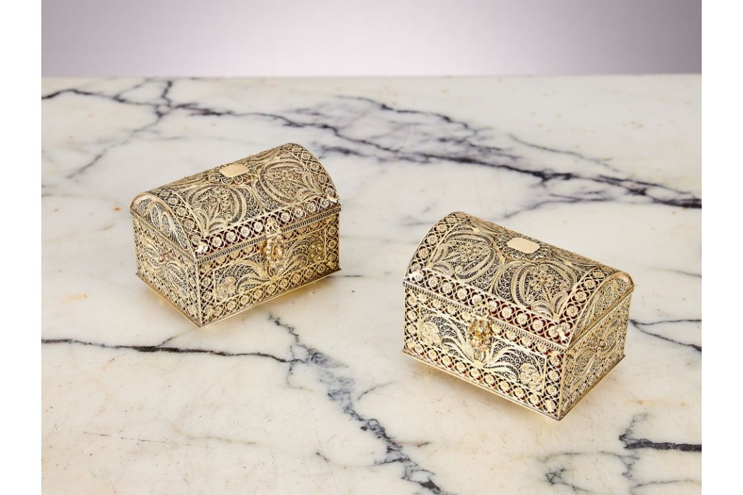 A PAIR OF SILVER GILT FILIGREE CASKETS, PROBABLY GOA, 18TH / 19TH CENTURY - Image 1 of 11