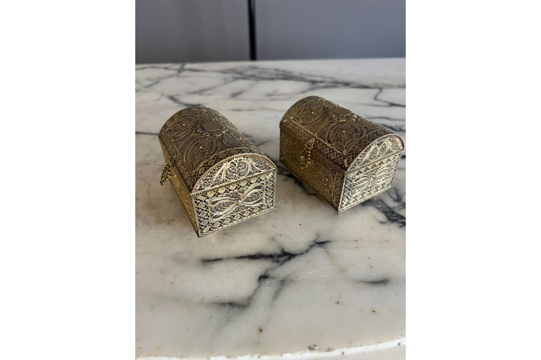 A PAIR OF SILVER GILT FILIGREE CASKETS, PROBABLY GOA, 18TH / 19TH CENTURY - Image 9 of 11