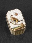 A GEORGE III SILVER GILT AND MICROMOSAIC PILL BOX WITH GOLDFINCH, C. 1802