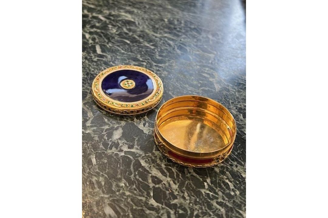 A FINE 18TH CENTURY GOLD AND ENAMEL BONBONNIERE, DANIEL MARCHAND & CO. C. 1785 - Image 21 of 30