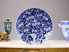 A CHINESE BLUE AND WHITE PORCELAIN CHARGER