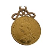 A VICTORIA 22CT GOLD FULL SOVEREIGN C. 1887 WITH GOLD MOUNT