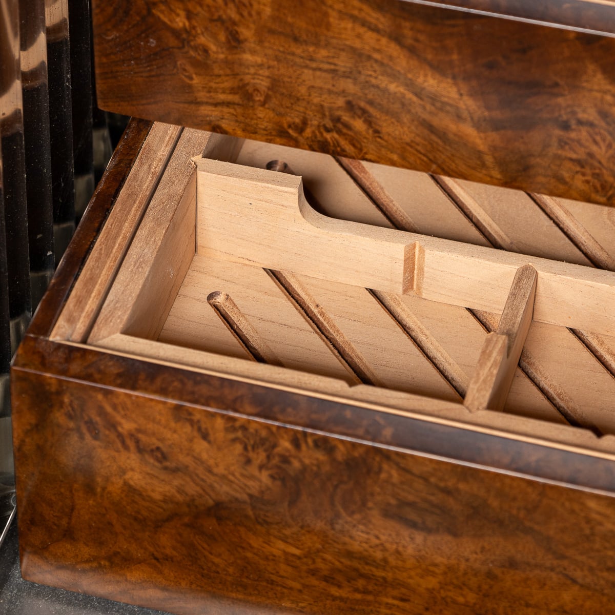 A ROLLS ROYCE RADIATOR GRILLE HUMIDOR AND ACCESSORIES CASE - Image 30 of 30