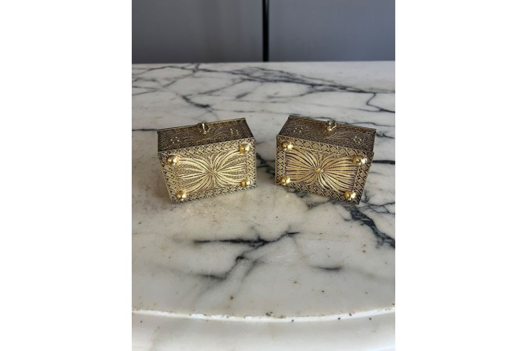 A PAIR OF SILVER GILT FILIGREE CASKETS, PROBABLY GOA, 18TH / 19TH CENTURY - Image 4 of 11