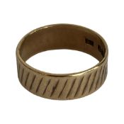 A 9CT GOLD GENTLEMAN'S RING