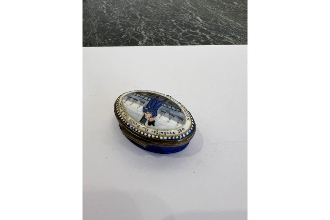 NELSON INTEREST: AN EARLY 19TH CENTURY SOUTH STAFFORDSHIRE ENAMEL PATCH BOX - Image 4 of 6