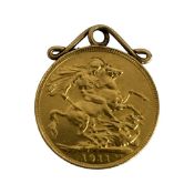 A GEORGE V 22CT GOLD FULL SOVEREIGN C. 1911 WITH GOLD MOUNT