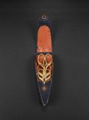 A SET OF 19TH CENTURY GRADUATED SEWING SCISSORS IN LEATHER CASE