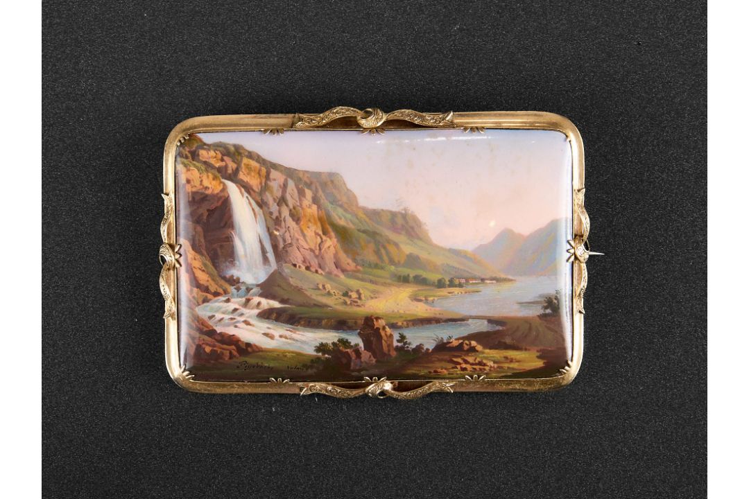 AN EARLY 19TH CENTURY SWISS ENAMEL AND 18CT GOLD BROOCH