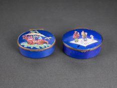 A NEAR PAIR OF 18TH CENTURY BILSTON ENAMEL SNUFF BOXES WITH CHINESE FIGURES