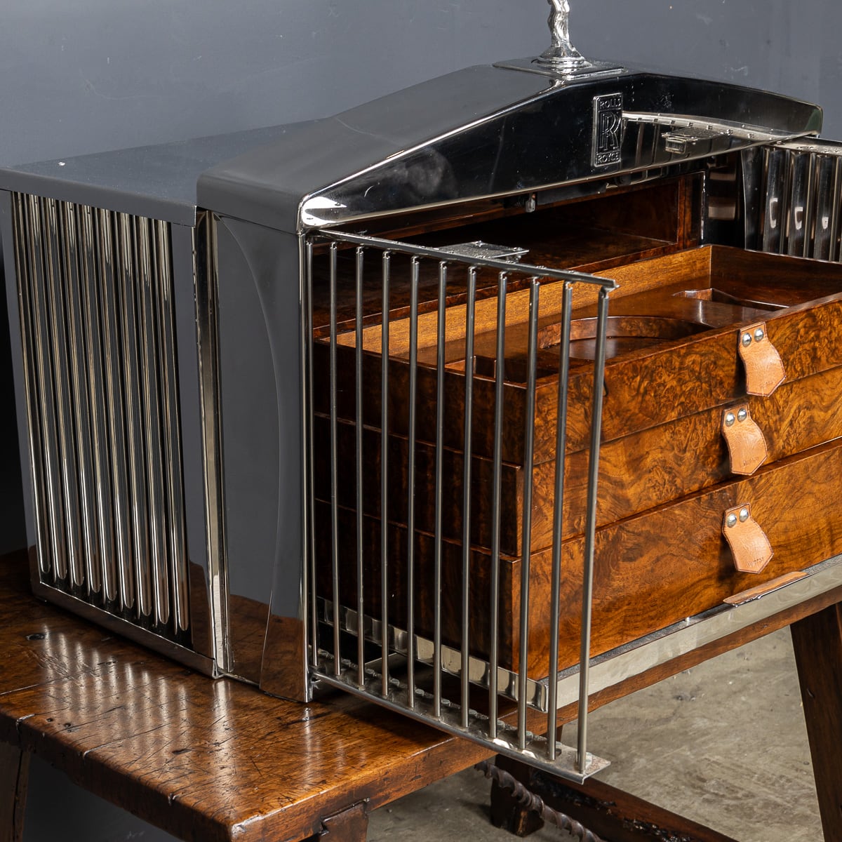 A ROLLS ROYCE RADIATOR GRILLE HUMIDOR AND ACCESSORIES CASE - Image 14 of 30