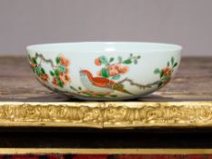 A CHINESE KANGXI FAMILLE ROSE PORCELAIN BIRD BOWL