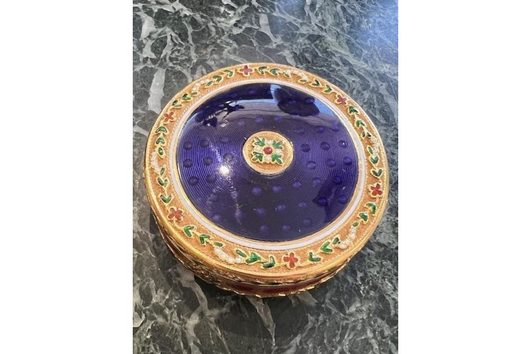 A FINE 18TH CENTURY GOLD AND ENAMEL BONBONNIERE, DANIEL MARCHAND & CO. C. 1785 - Image 26 of 30