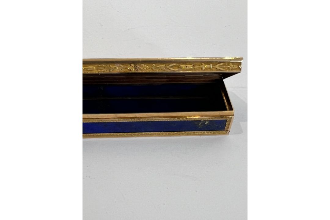 AN EARLY 19TH CENTURY FRENCH GOLD AND LAPIS LAZULI BOX - Image 4 of 12