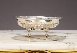 A GEORGE V STERLING SILVER FRUIT BOWL BY WALKER & HALL, SHEFFIELD 1913