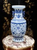 A LARGE CHINESE QING DYNASTY BLUE AND WHITE PORCELAIN VASE
