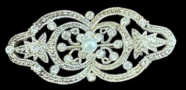 versilb. Brosche mit Perle und klaren Steinen, B-5,5 cm
