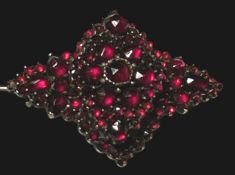 alte Granatbrosche, wohl Tombak, B-ca. 3,5 cm, 5,5 gr.
