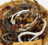 Konvolut Modeschmuckketten, u.a. Holz,Perlmutt u.  1x Cloisonne