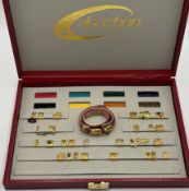 Kasten mit Double Armschmuck, div. bunte Armbänder "Cabochon" zum Wechseln? Kasten 34x24 cm, wohl n