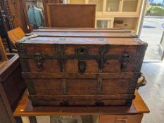 Lidded Trunk.