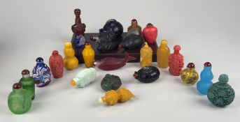 Sammlung Snuff Bottles aus Glas und Stein