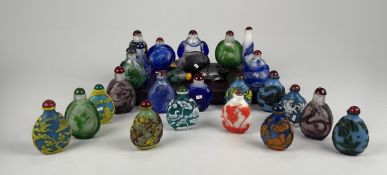 gr. Sammlung Snuff Bottles aus Pekingglas 26 St.