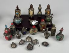 Sammlung Snuff Bottles aus Silber, Stein, Bein, etc.