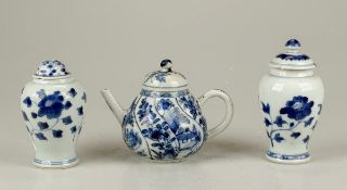 2 Kangxivase und Teeextraktkännchen 18. Jh