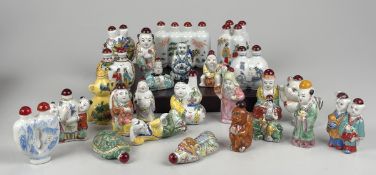 22 figürliche chinesische Snuff Bottles