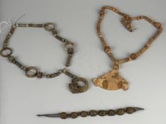 2 besondere Jade-Ketten mit Anhänger, 1 Armband