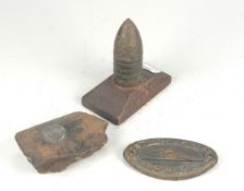 Typenschild der Kanone G47 und 2 Geschosse 2 WK