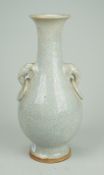 Longquanvase Guan Type - Craquelé mit Elefantenhandhaben