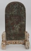 Bronzetafel mit Jadehalterung
