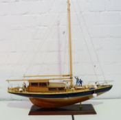 Segelyacht Holzmodell mit vielen Metalldetails