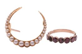 An Edwardian pearl crescent brooch, with graduated split pearls, diameter 2.7cm, together with a 19t