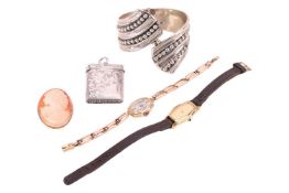 A group lot of jewellery consisting of a Raymond Weil watch, a 9ct gold lady's cocktail watch, a 9ct