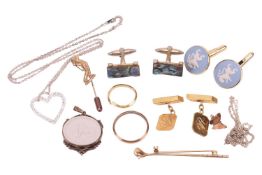 A group of jewellery to include a 22ct gold wedding band (split), 2.6 grams; a collection of 9ct gol