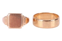 A polished flat wedding band in 9ct gold, size S½, and a signet ring with square head in yellow meta
