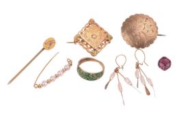 A small mixed group of jewellery items comprising a lozenge-shaped brooch of floral and foliate desi