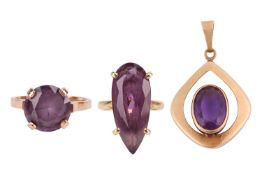 A group of gem-set jewellery, comprising a pear-shaped amethyst ring of 2.32cm x 1.00cm x 8.00cm, cl