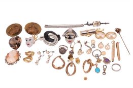 A mixed quantity of jewellery items, comprising; a pair of 9ct gold reeded earrings, with one earrin