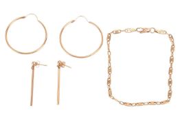 A fancy link bracelet of 22.5 cm, with a lobster clasp, in yellow metal stamped 