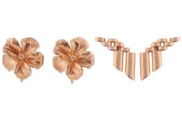 Two pairs of earrings; comprising a pair of 9ct gold fringe style earrings, of hollow brick-link cha