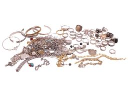 A mixed group of jewellery items, the majority marked '925', including an emerald-set Tara brooch, a
