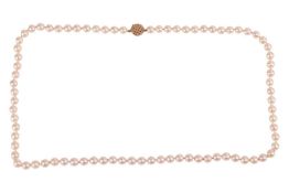 A single strand cultured pearl necklace; featuring round cultured Akoya pearls of cream body colour 