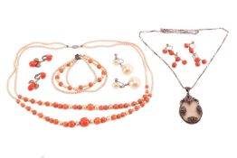 A group of jewellery, to include; a pendant necklace featuring an oval cabochon of frosted glass, se