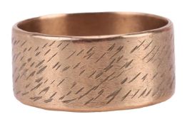 A 9ct gold textured band ring, comprising a 10.0mm band detailed with abstract angled engraving, Lon