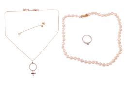 A mixed lot of jewellery to include; a cultured pearl necklace of round cultured pearls with cream b