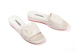 Chanel - a pair of CC Cambon flat slides in white quilted leather. (size not sure, 39.5/40) Conditio